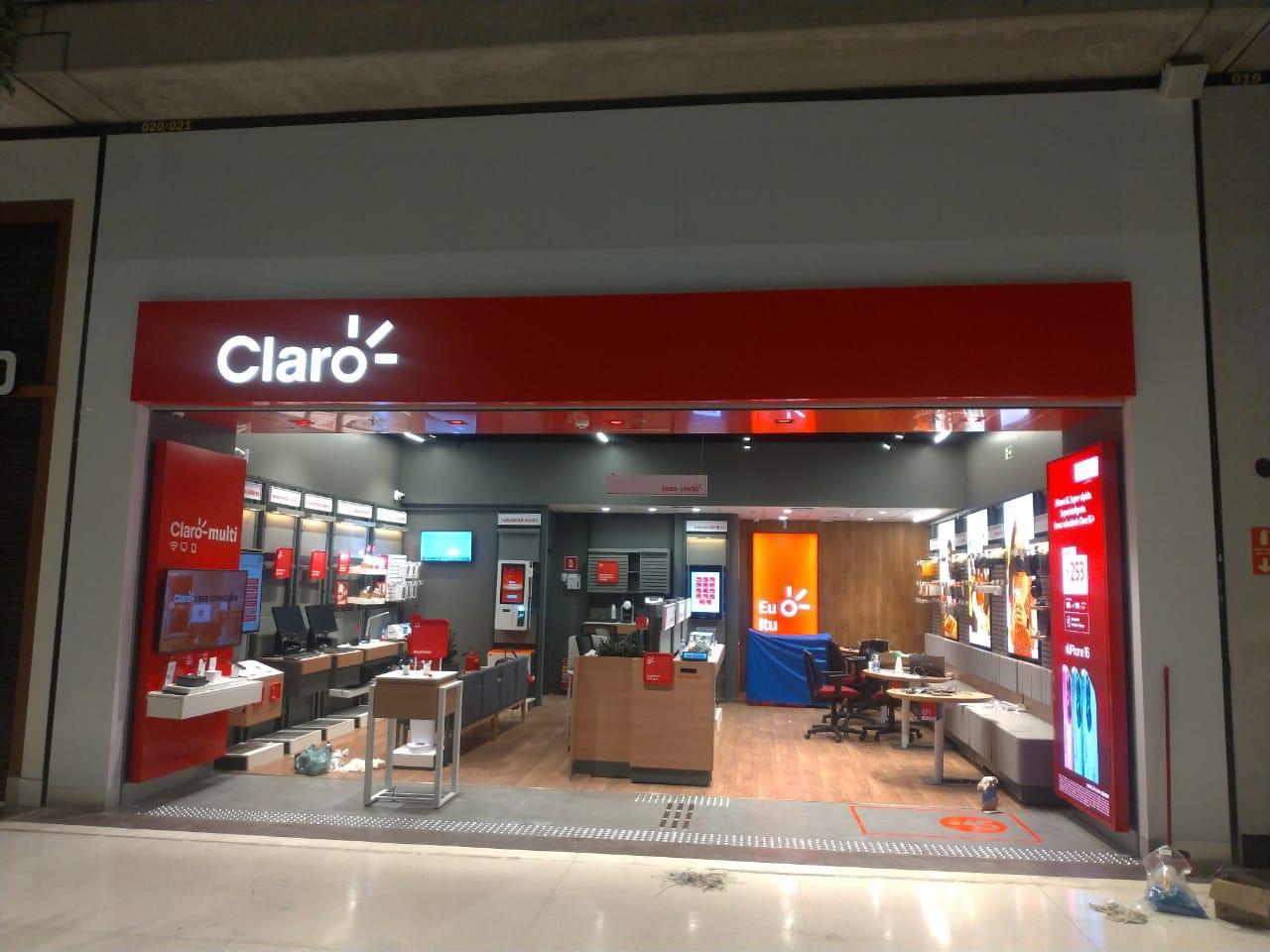 Fachada com letreiro iluminado da loja Claro em shopping